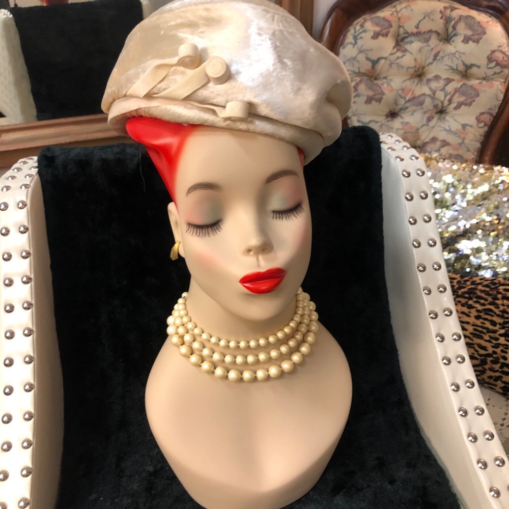 VINTAGE DOREE OF NY IVORY PLUSH VELVETEEN HAT